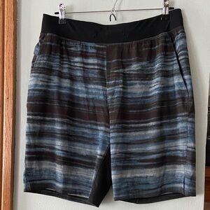 Lululemon T.H.E. liner less size L EUC  Blue and Black Shorts 9”